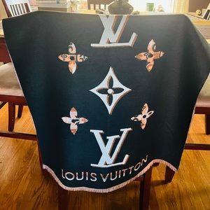 Women’s full square scarf, like NEW